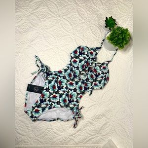 Women's one-piece swimsuit with gathered cut UPF 50+